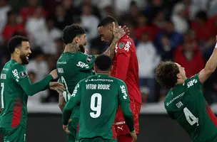 Elenco comemora a classificação com o herói da noite, Carlos Miguel (Foto: imagem de reprodução)