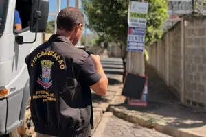 Fiscalização contra publicidade irregular em espaços públicos (Foto: Reprodução | Ascom SDU Leste)