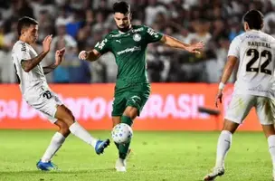 Flaco Lopez em duelo contra dois jogadres santistas (Foto: imagem de reprodução)