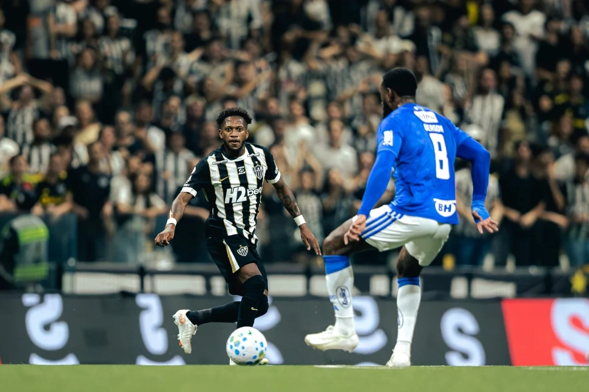 Gerson e Fred no duelo entre Atlético e Cruzeiro pela Copa do Brasil
