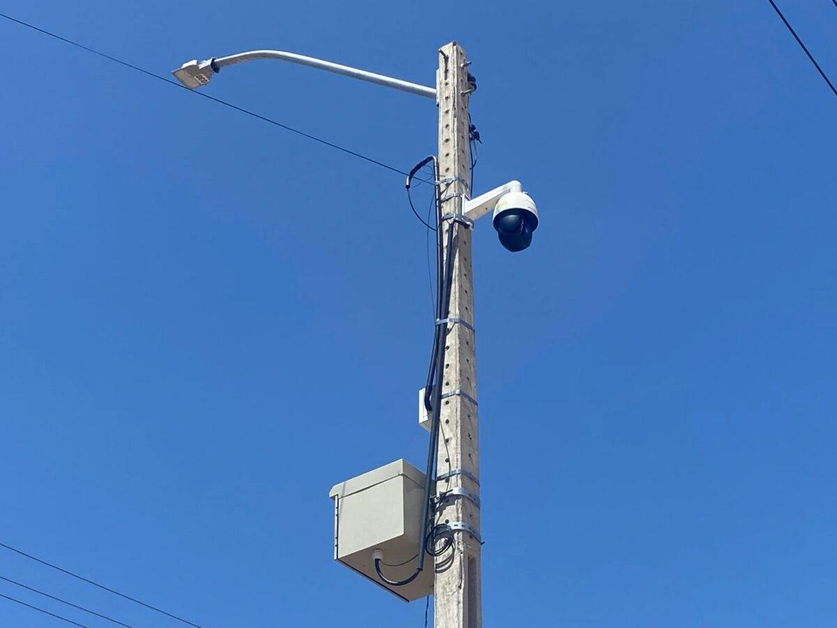 Instalação de câmera de monitoramento para combater descarte irregular de resíduos
