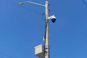Instalação de câmera de monitoramento para combater descarte irregular de resíduos (Foto: Reprodução)