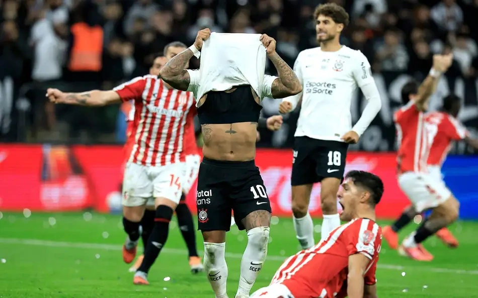 Memphis Depay lamentando pênalti perdido no último minuto de jogo