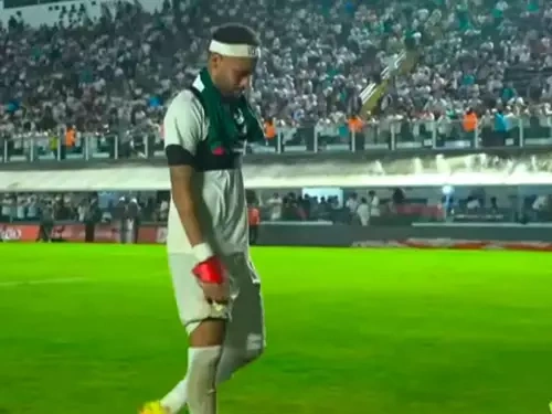 Neymar sente lesão na coxa no final do primeiro tempo, e é substituído no intervalo