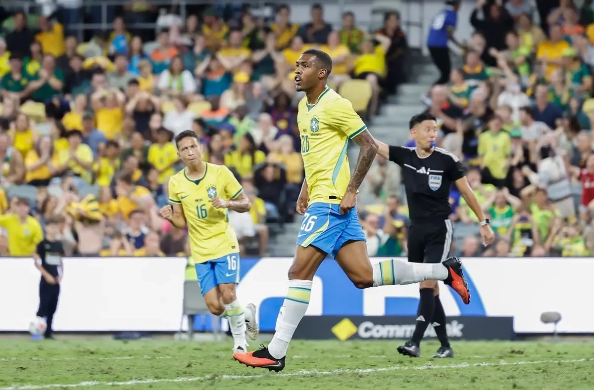 O atacante Rayan comemora o gol de empate do Brasil contra a Austrália