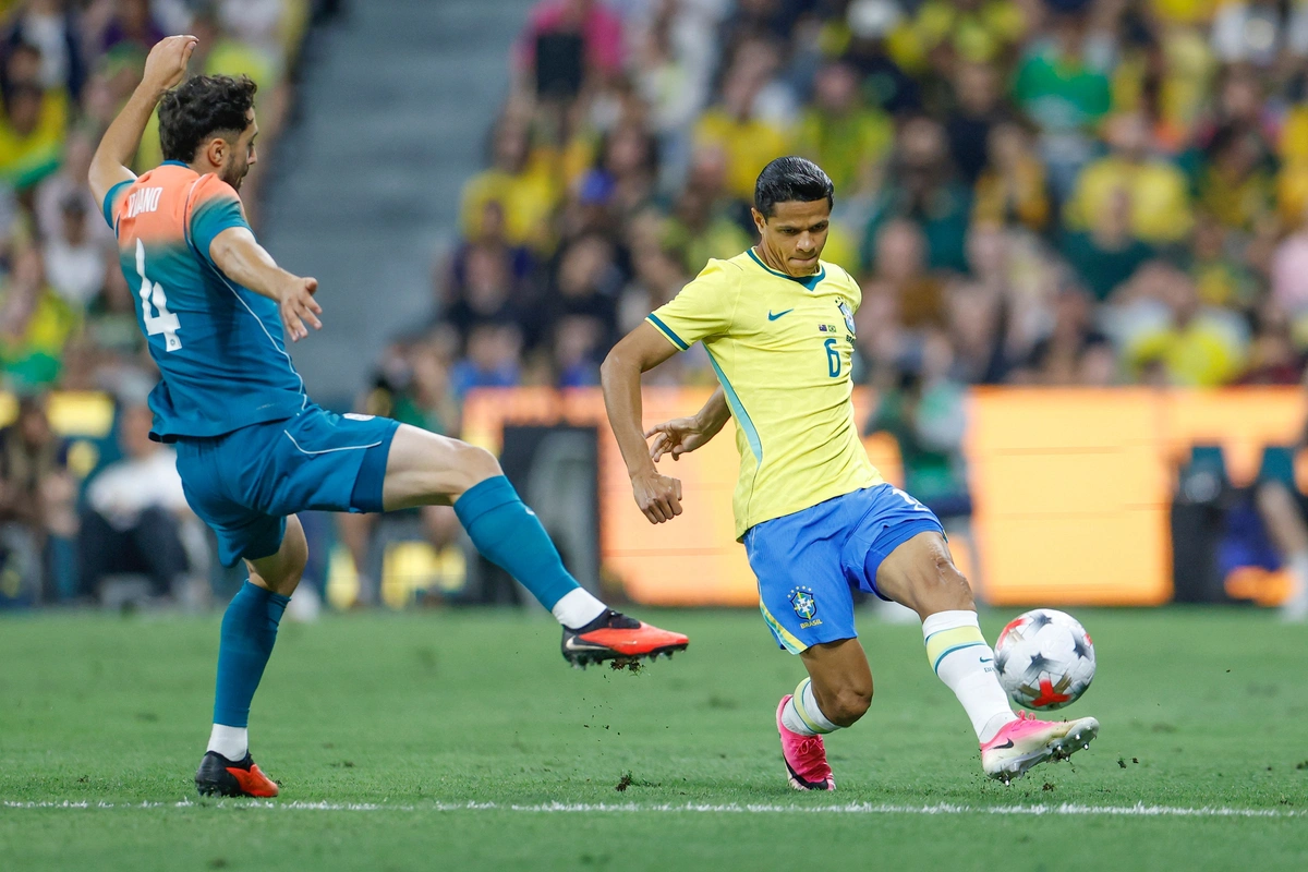O lateral Douglas Santos em jogada pela esquerda