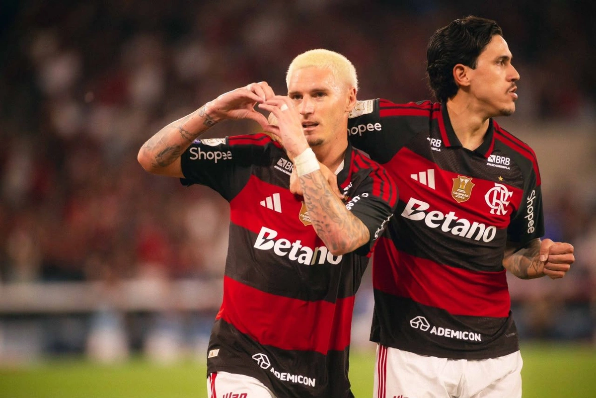 Varela e Pedro marcaram os gols da vitória do Flamengo sobre o Red Bull Bragantino por 2 a 1, pela 28ª rodada do Brasileirão Betano